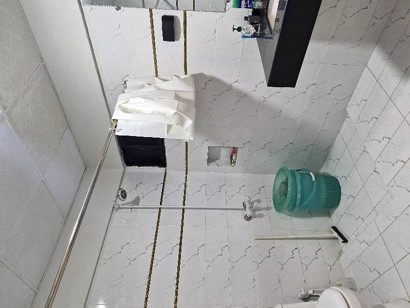 2400 Square Feet Flat In Karachi Is Available For rent 9