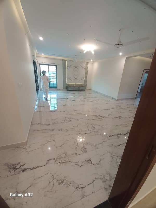 10 MARLA BRAND NEW LUXURY APARTMENT AVAILABLE FOR RENT IN ASKARI 10 12
