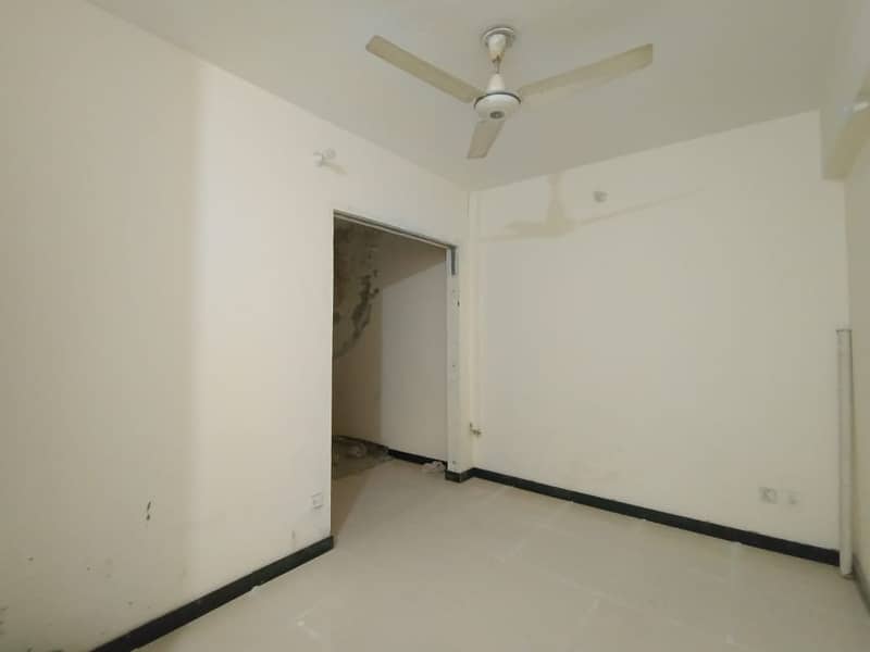 Corner Main Road Located 800 Sqft 1st Floor Commercial Flat Available On Rent In Pakeeza Market 5