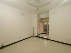 Main Road Located 1600 Sqft 1st Floor Commercial Flat Available On Rent In Pakeeza Market 0