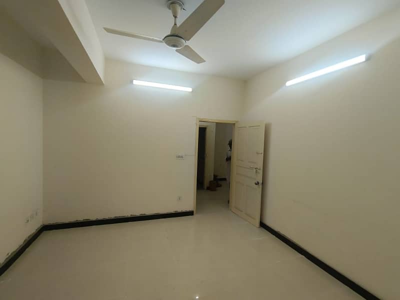 Main Road Located 1600 Sqft 1st Floor Commercial Flat Available On Rent In Pakeeza Market 6