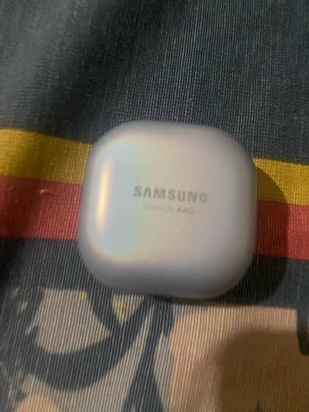 Samsung Galaxy Buds Pro with single ear piece 1