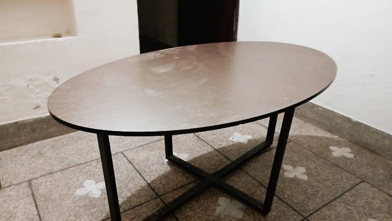 Elegant oval shaped Dining Table 1