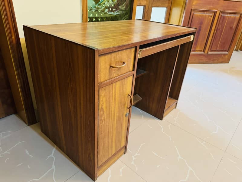 Computer table/ office table for sale 9/10 2