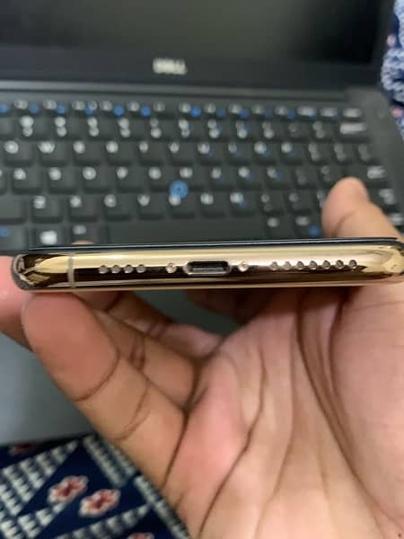 I phone 11 pro max 64 Gb Non PTA Golden 5