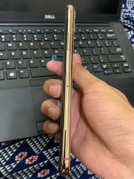 I phone 11 pro max 64 Gb Non PTA Golden 4