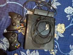 Xbox 360 e (500 gb) with 2 wireless controller and 5 dvd