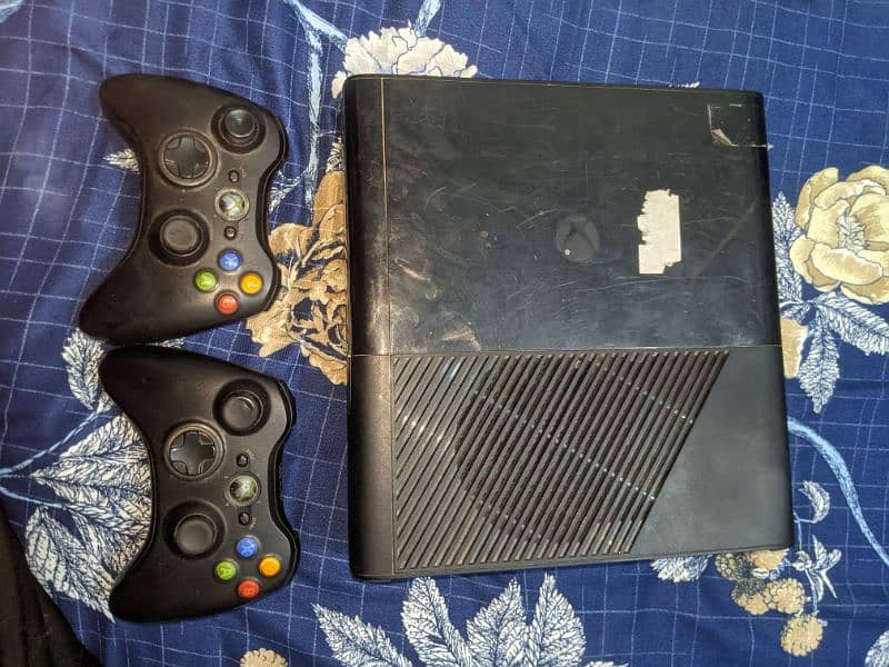 Xbox 360 e (500 gb) with 2 wireless controller and 5 dvd 2