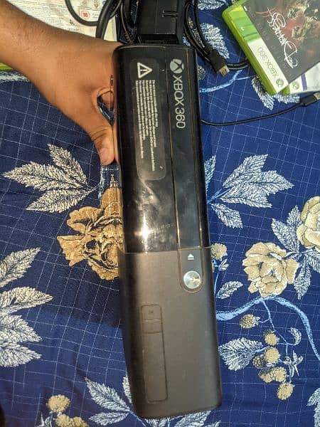 Xbox 360 e (500 gb) with 2 wireless controller and 5 dvd 4