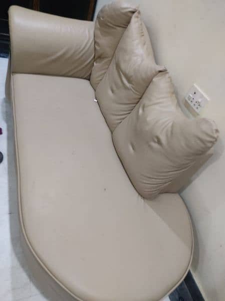 Pure leather dewan in good condition 2