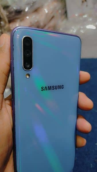Samsung Galaxy A70 with box 0