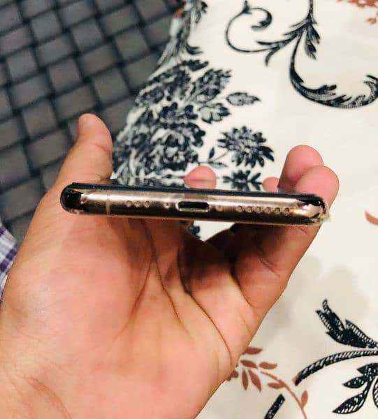iphone xs golden color 3
