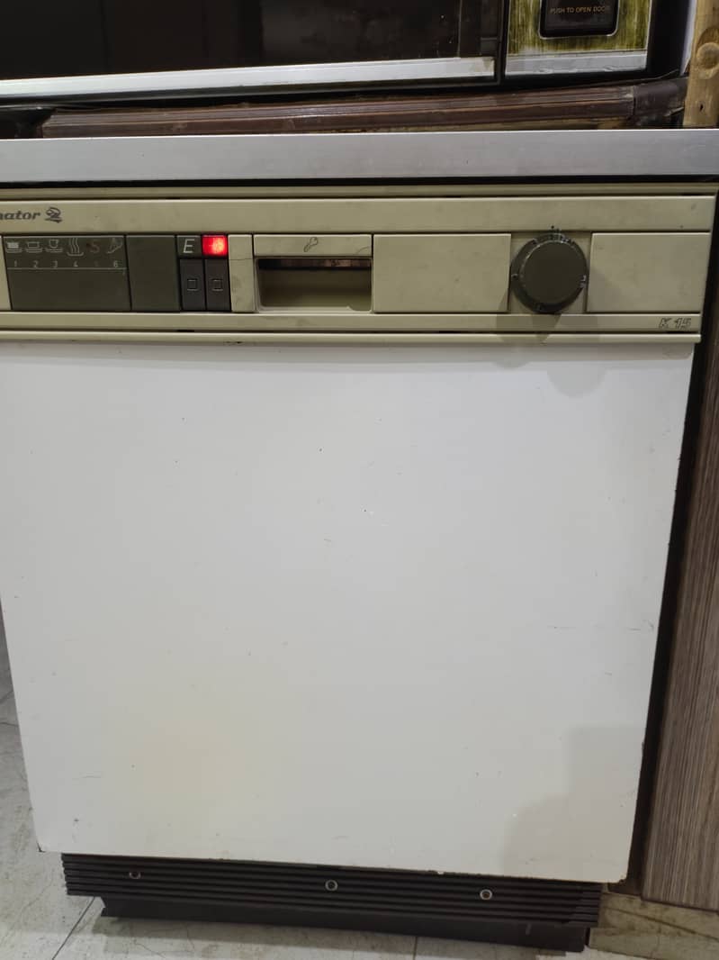 DISHWASHER (KELVINATOR) EXCELLENT CONDITION AND REASONABLE PRICE 1