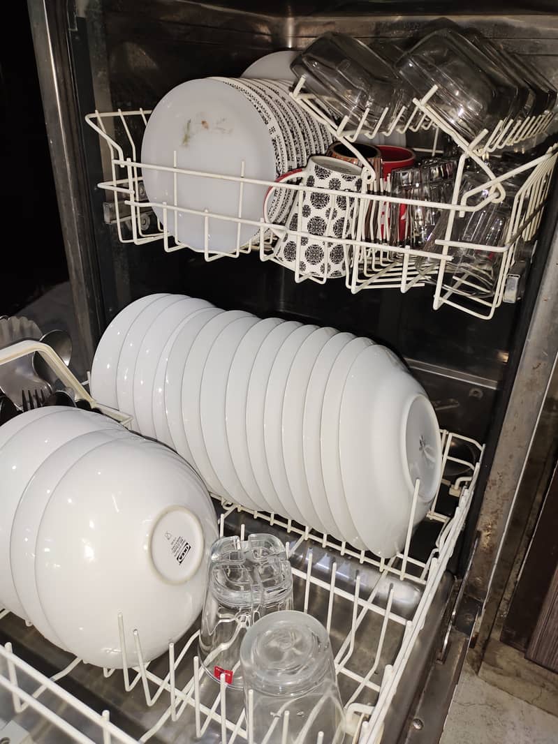 DISHWASHER (KELVINATOR) EXCELLENT CONDITION AND REASONABLE PRICE 4
