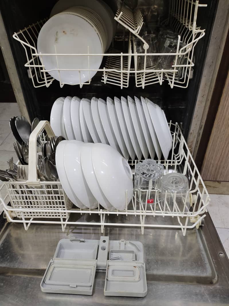 DISHWASHER (KELVINATOR) EXCELLENT CONDITION AND REASONABLE PRICE 5