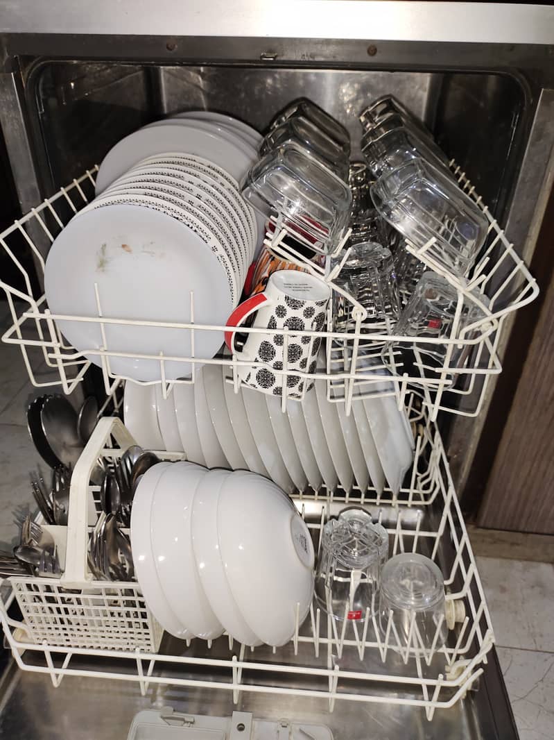 DISHWASHER (KELVINATOR) EXCELLENT CONDITION AND REASONABLE PRICE 6