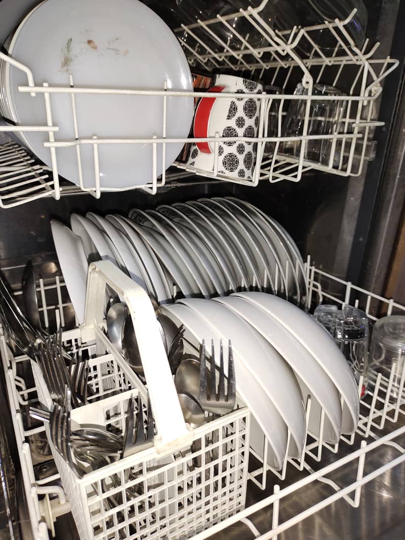 DISHWASHER (KELVINATOR) EXCELLENT CONDITION AND REASONABLE PRICE 7
