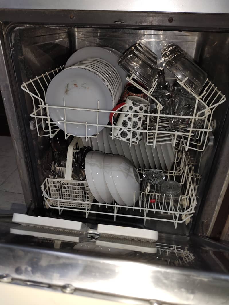 DISHWASHER (KELVINATOR) EXCELLENT CONDITION AND REASONABLE PRICE 8