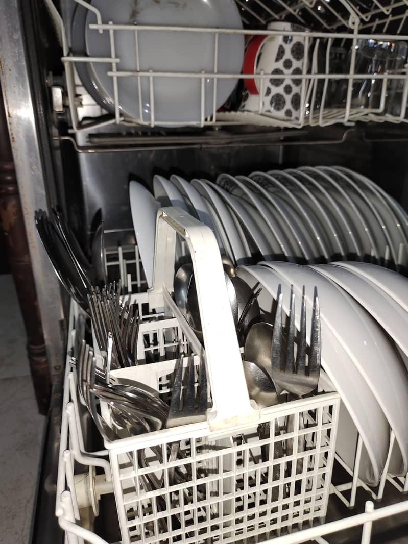 DISHWASHER (KELVINATOR) EXCELLENT CONDITION AND REASONABLE PRICE 10