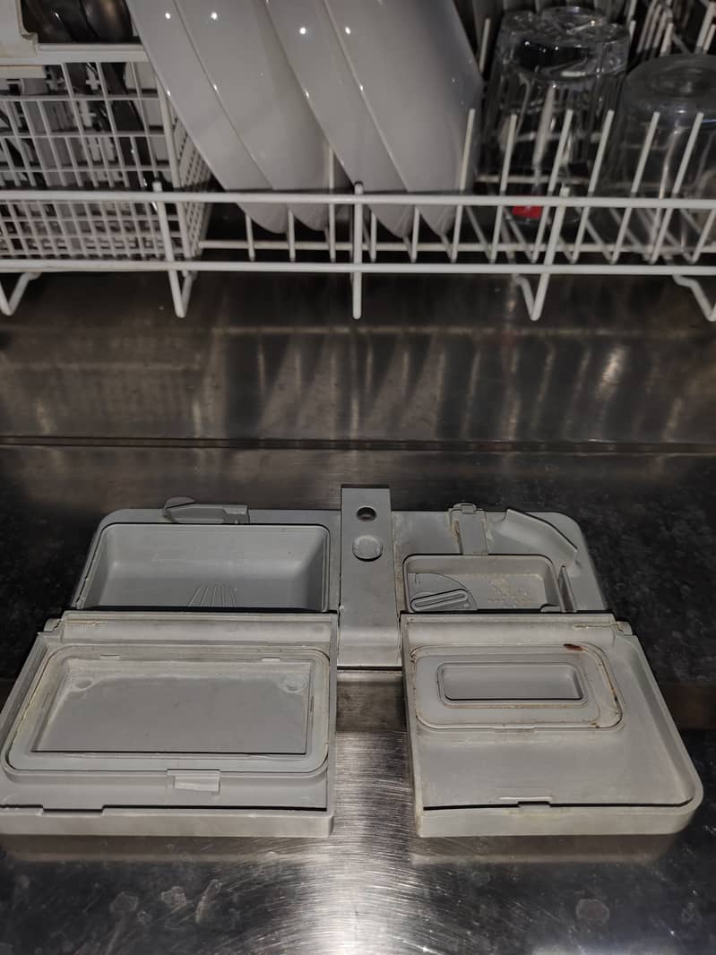 DISHWASHER (KELVINATOR) EXCELLENT CONDITION AND REASONABLE PRICE 17