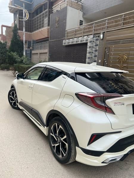 Toyota C-HR 2017 (4Grade Pearl white) 3
