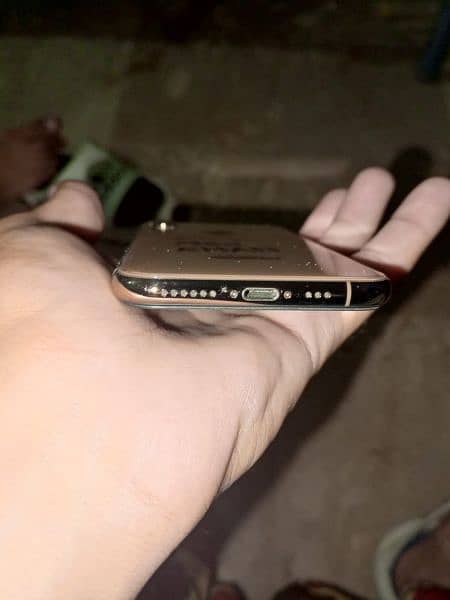 iphone xs condition 10/10 4