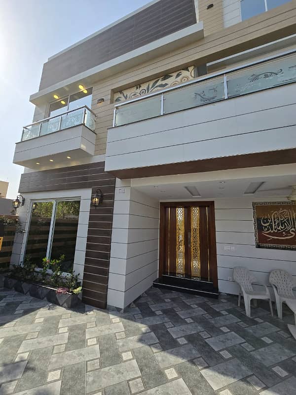 10 Marla Brand new modern House Available for sale in Talha Block Bahria Town Lahore 3