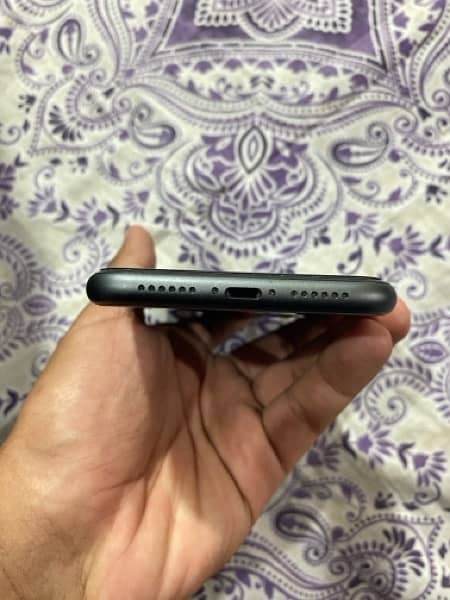 Iphone 11 64GB (10/10 condition) 97 Battery health WITH BOX 3