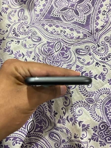 Iphone 11 64GB (10/10 condition) 97 Battery health WITH BOX 4