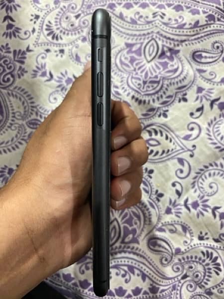 Iphone 11 64GB (10/10 condition) 97 Battery health WITH BOX 6