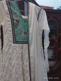 frock and dupatta. price kam hojaen ge.