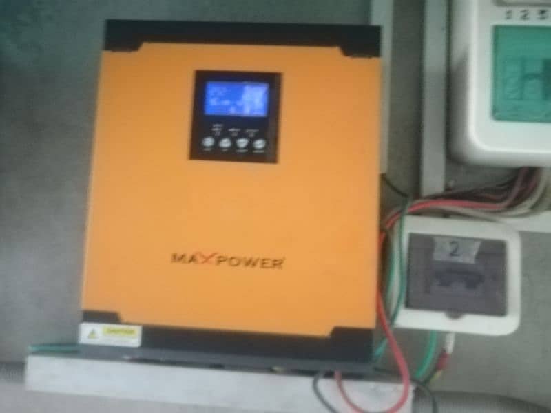 Max Power Sunglow VM 3000 Solar Inverter 1