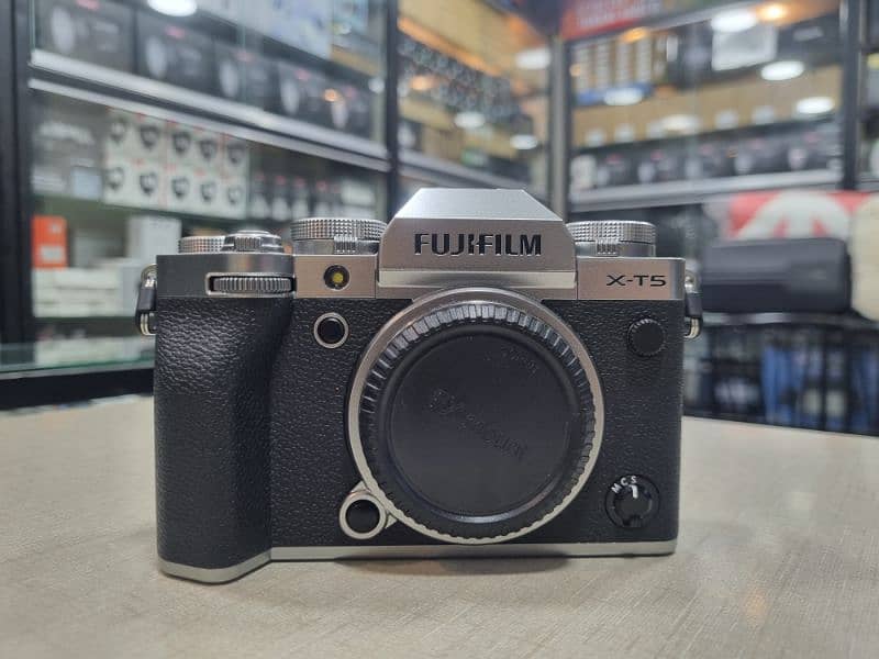 Fujifilm Xt5 body with box 2