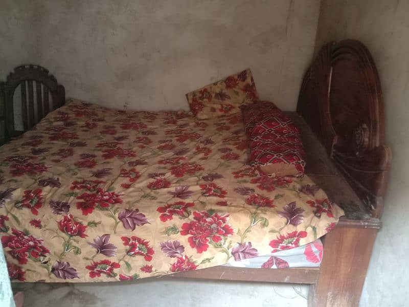 Ek bed  1 sofa set achi  condition mein  price 40000 3