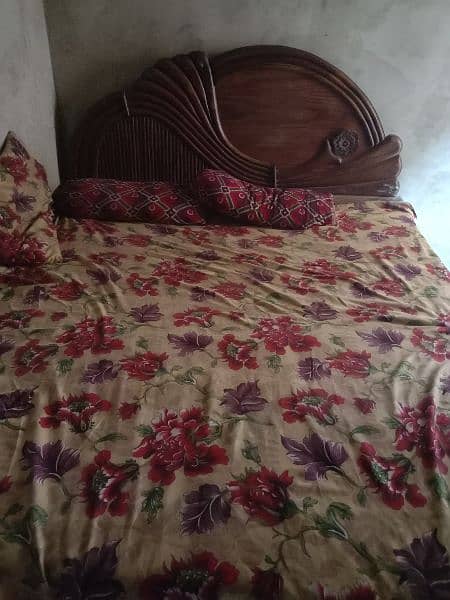 Ek bed  1 sofa set achi  condition mein  price 40000 4