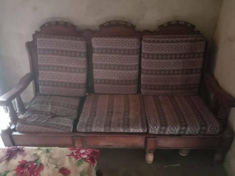 Ek bed  1 sofa set achi  condition mein  price 40000 8