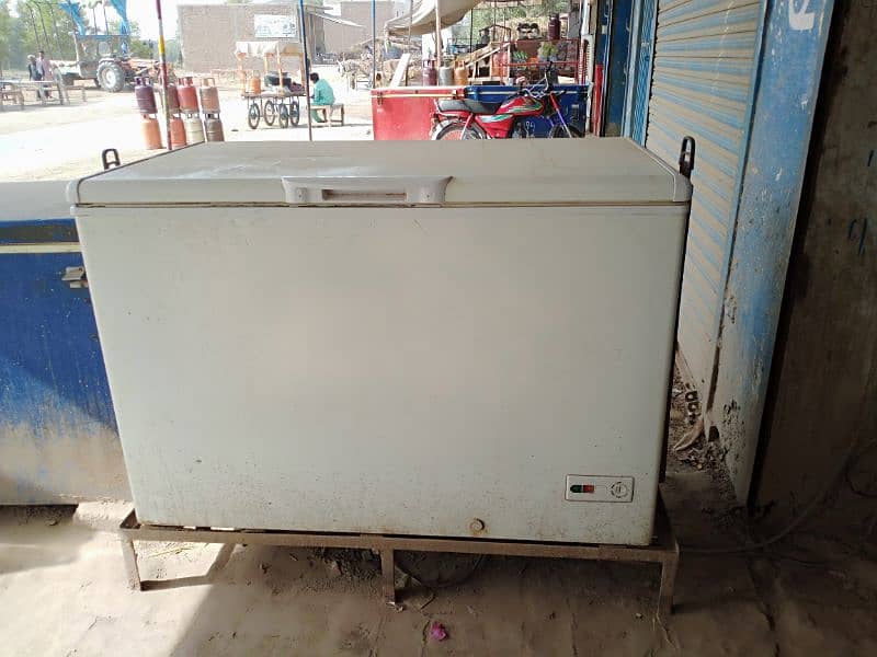 big freezer condition 10 by 10 no open no repair working 03202838977 2