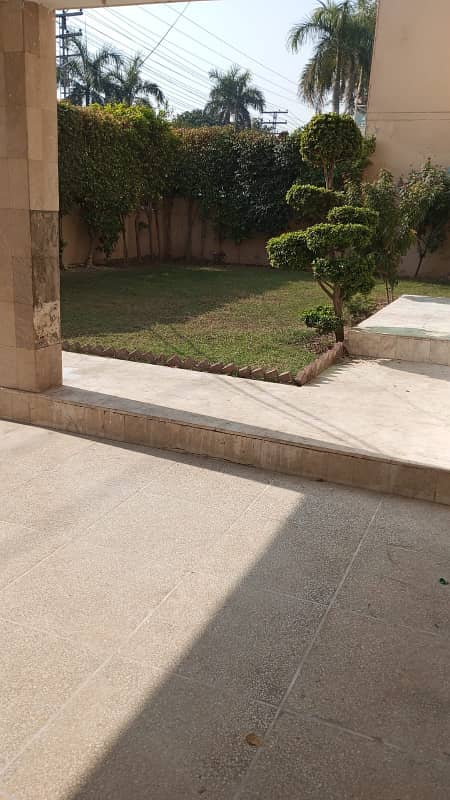 60 Ft Road 21 Marla Old House Model Town Extension Lahore 4