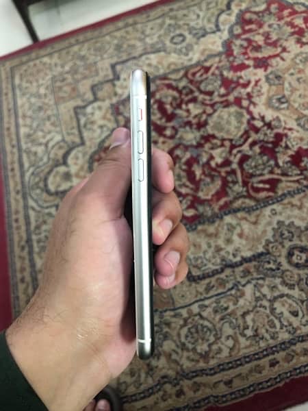 I am selling iPhone 11 64gb(jv) True Tone on Face ID on BH 87% 5