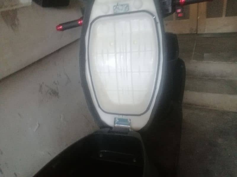 Electric scooty for sale 03456868724 4