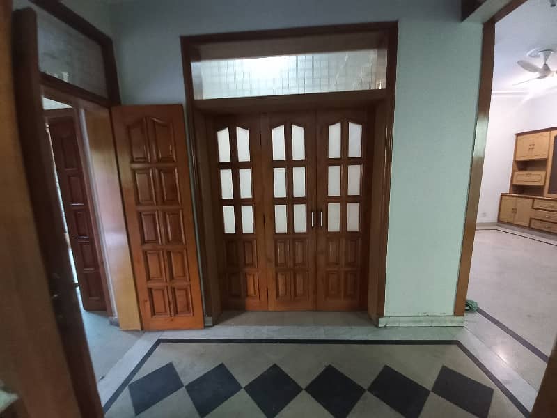 10 Marla Outclass Prime Location House For Rent In Johar Town G-1 Block 16