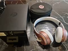 Beats Solo 3 10/10 Almost New Complete Accessories