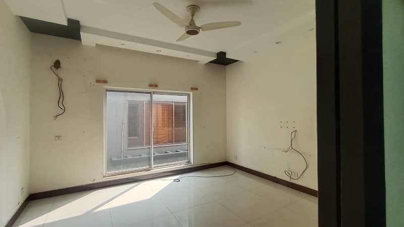 Prime Location 1 Kanal Awesome Upper Portion For Rent In DHA Phase 1 4