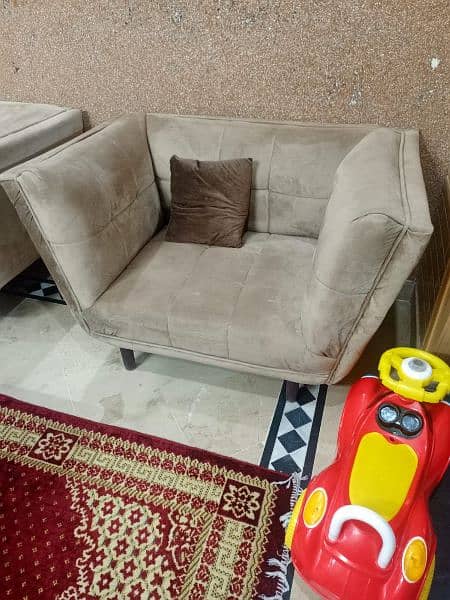 SOFA SET FOR SALE 5 SEATER. 1