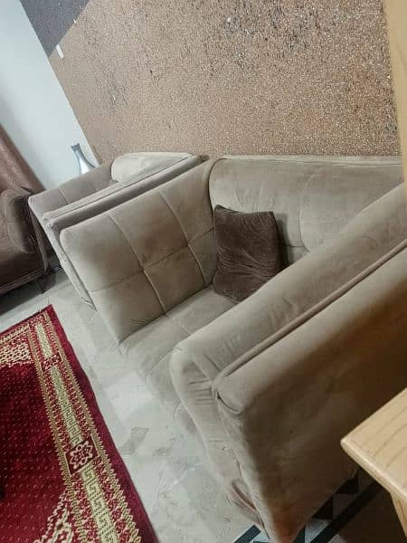 SOFA SET FOR SALE 5 SEATER. 2
