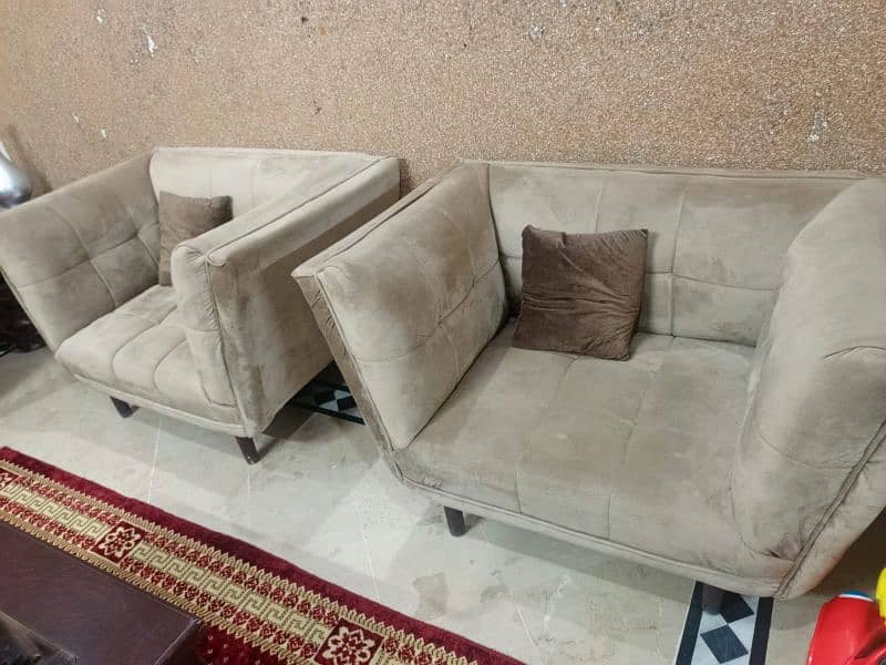 SOFA SET FOR SALE 5 SEATER. 4
