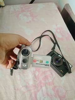 aik video camera or aik picture camera