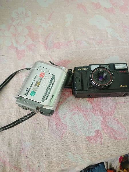 aik video camera or aik picture camera 1