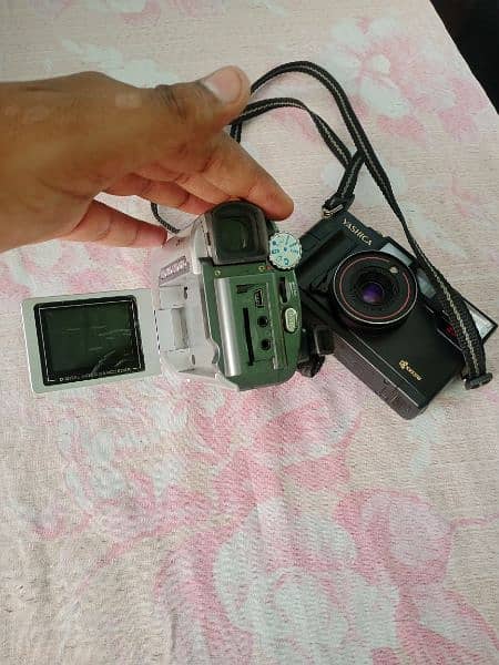 aik video camera or aik picture camera 2