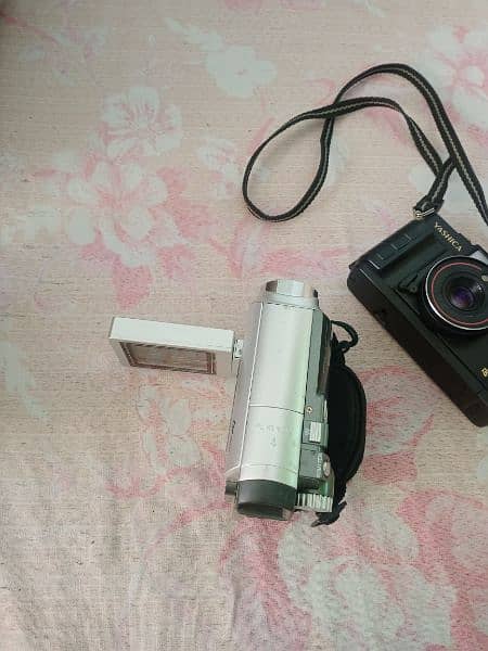 aik video camera or aik picture camera 3